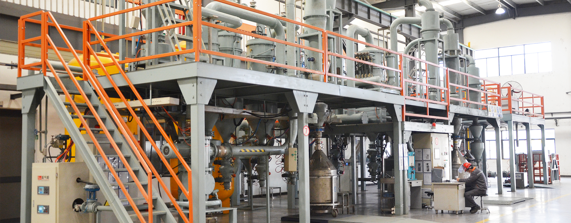 燒結(jié)釤鈷永磁是以金屬釤和金屬鈷為主要組成元素的永磁材料，包括1：5型釤鈷磁體和2：17型釤鈷磁體，分為SmCo5及Sm2Co17兩種。此種材料的特點(diǎn)在于它的磁性穩(wěn)定性和耐溫性，以及超強(qiáng)的抗銹蝕性。其最高工作溫度可達(dá)到350攝氏度，非常適合制造高性能的永磁電機(jī)和一些工作環(huán)境要求很高的應(yīng)用產(chǎn)品。